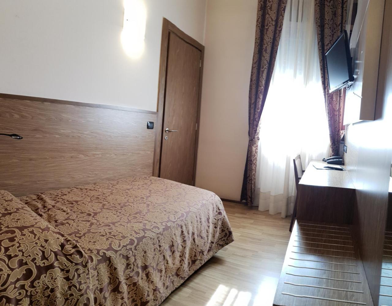 Albergo Ristorante Il Delfino Novara Exterior foto